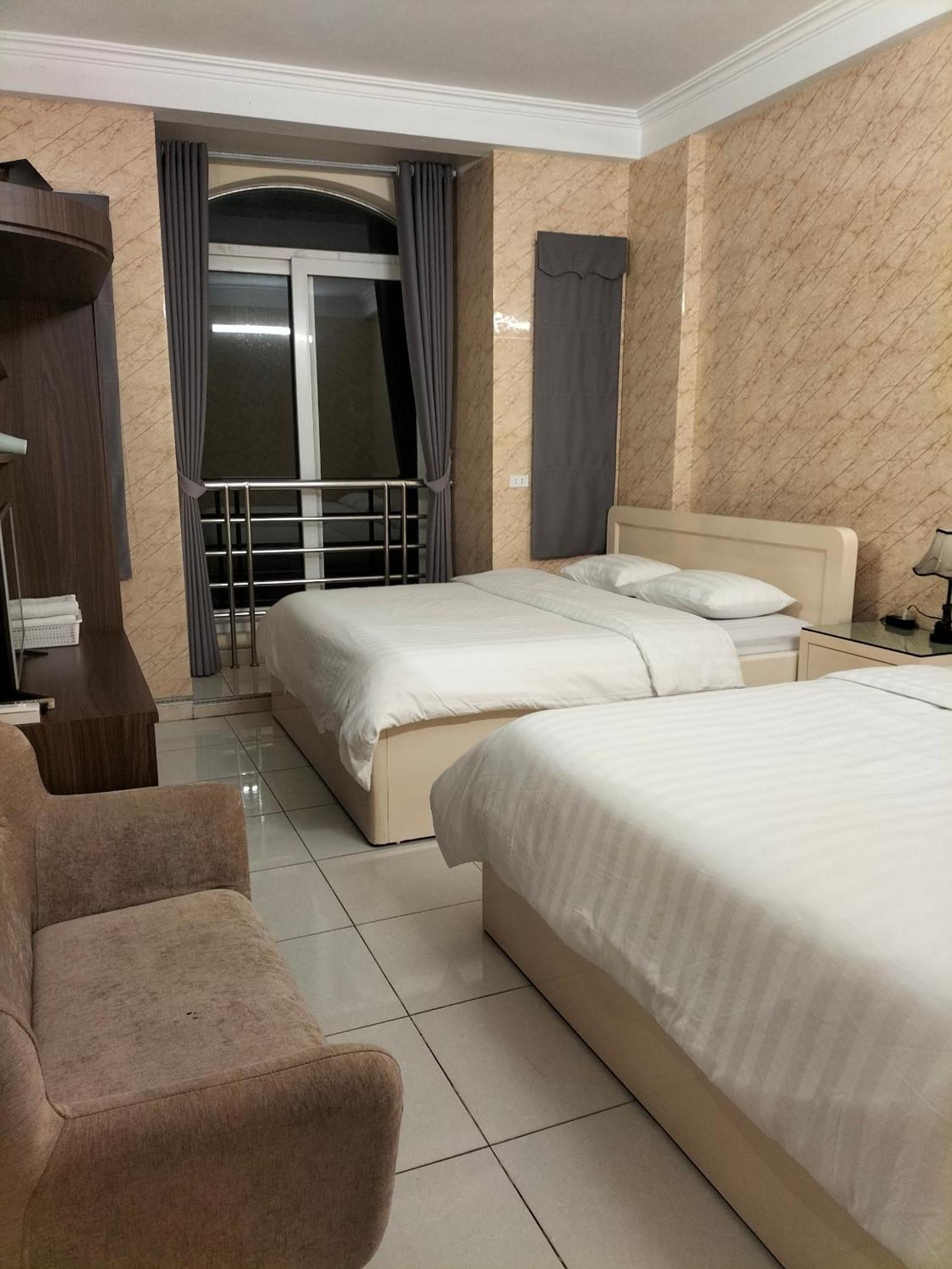 Roma Hotel Noi Bai Airport Hanoi Buitenkant foto