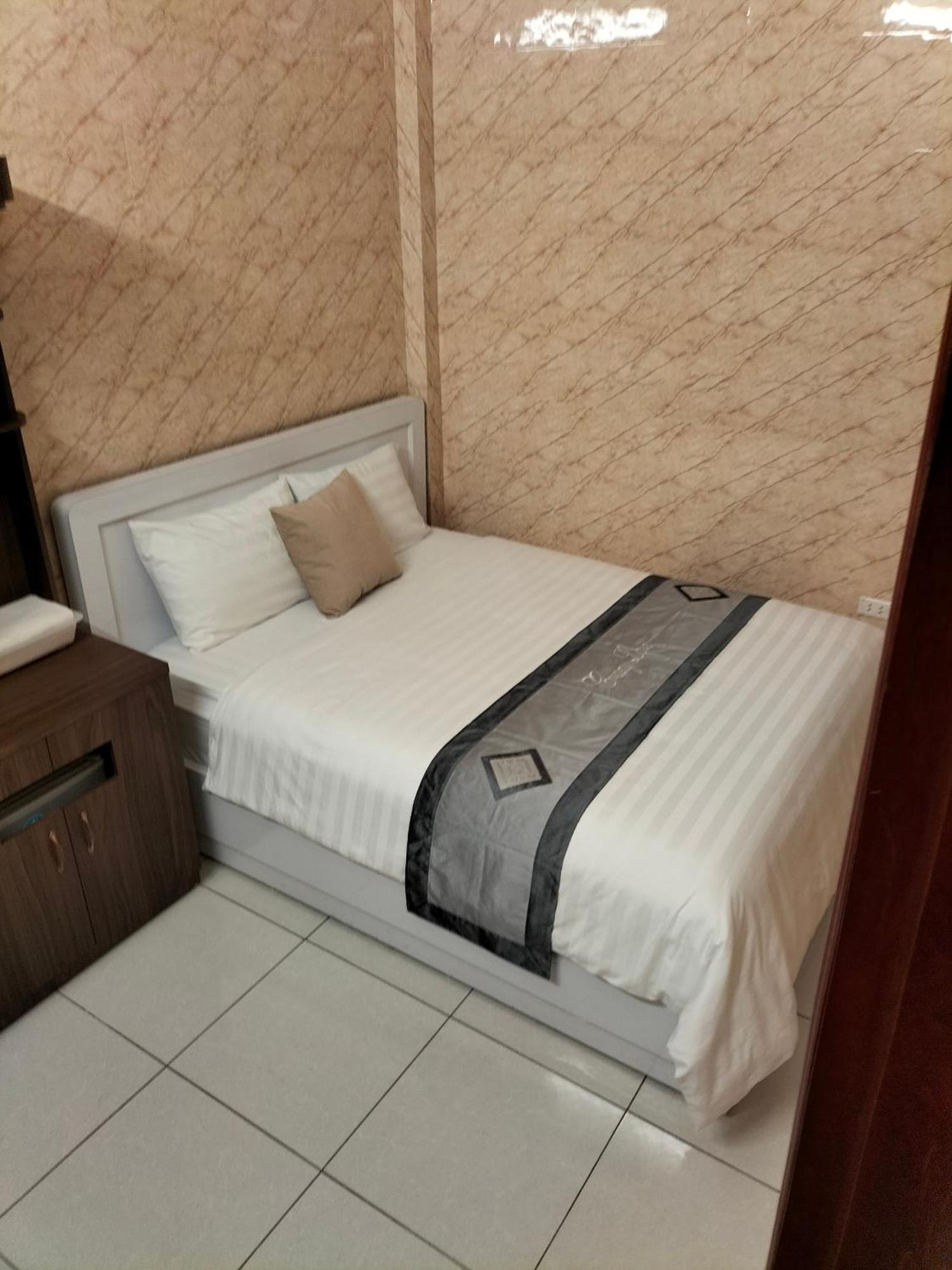 Roma Hotel Noi Bai Airport Hanoi Buitenkant foto