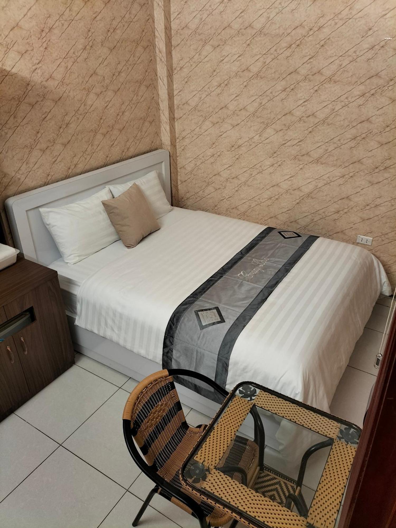 Roma Hotel Noi Bai Airport Hanoi Buitenkant foto